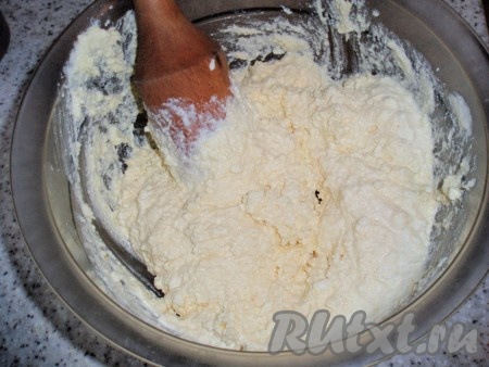 В творожную массу положить набухшую манную крупу, снова перемешать.
