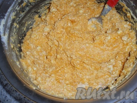 Затем всыпать натертую тыкву, перемешать.
