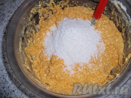 Всыпать кокосовую стружку и снова перемешать.