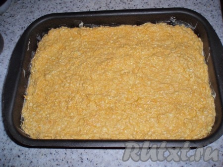 Форму для выпечки смазать маслом и выложить приготовленную массу. Выпекать тыквенно-творожную запеканку в заранее нагретой до 180 градусов духовке, примерно, 50-60 минут.
