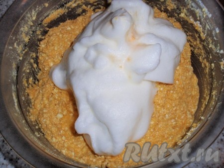 Белки взбить в пену и аккуратно вмешать в творожно-тыквенную смесь.