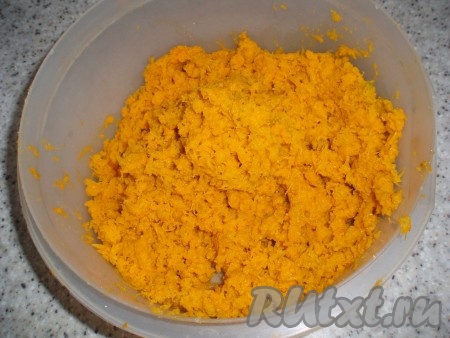 Тыкву натереть на мелкой терке.