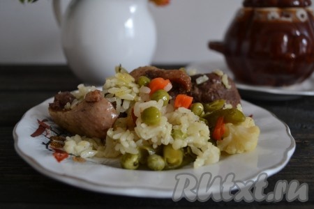 Рассыпчатый и ароматный рис, приготовленный в духовке вместе с сочным, мягким мясом гуся и нежными овощами, можно подавать к столу. И, желательно, в горячем виде.
