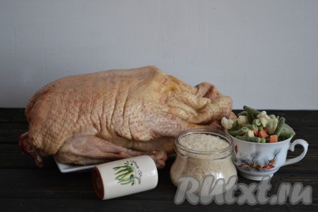 Подготовить необходимые ингредиенты для приготовления гуся с рисом в духовке. 