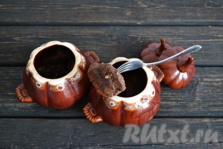 На хорошо разогретую большую сковороду выложить кусочки гуся кожей с жиром вниз, обжарить до румяной корочки на среднем огне (если гусь тощий - влейте немного растительного масла), затем перевернуть и обжарить до румяной корочки с другой стороны. Жарка займет 15-20 минут. Разложить мясо по горшочкам.