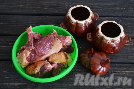 Гуся тщательно вымыть и нарезать порционными кусочками. Величина кусочка будет зависеть от емкости, в которой будете готовить. Я использовала маленькие горшочки, поэтому срезала небольшие кусочки мякоти с кости. Если вы предпочитаете готовить в большом казане или толстостенной посуде, то можно нарезать гуся на более крупные кусочки и оставить вместе с косточкой. Мясо необходимо посолить и приправить специями.