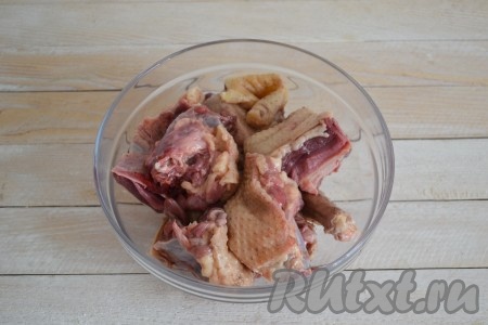 Тщательно вымыть гуся снаружи и внутри. Если есть остатки перья, колодок - выщипать. Это удобно делать пинцетом. Разрезать гуся на порционные кусочки. Имеющийся гусиный жир ни в коем случаем не срезайте - именно в нем и в своем соку будет готовиться мясо.&nbsp;
