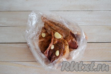 Зубчики чеснока очистить и выложить к мясу. Рукав завязать с двух сторон и отправить в холодильник минимум на 1 час. Затем рукав для запекания отправить в духовку, разогретую до 180 градусов, часа на 1,5. За 15 минут до окончания приготовления аккуратно разрезать сверху рукав и дать кусочкам гуся подрумяниться.