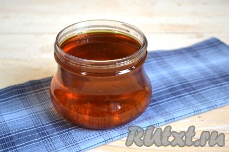 Образовавшуюся жидкость (жир, вобравший в себя аромат приправ и чеснока) можно слить с рукава, процедить через мелкое ситечко и использовать для приготовления других блюд, например, полить им отварной картофель.