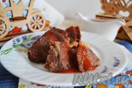 Добавив любимый соус, горчицу или хрен, очень трудно отказать ещё от одного кусочка гуся, запеченного по этому рецепту в рукаве.
