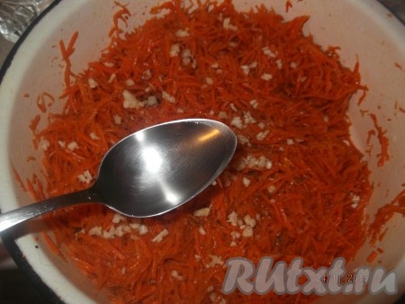 В конце вливаем уксус.