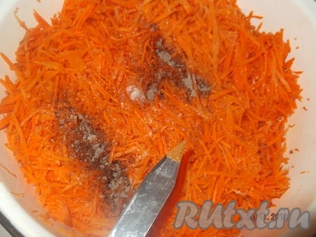 Всыпаем красный молотый перец.