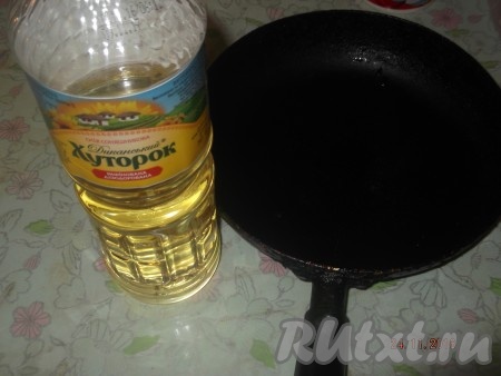 Потом берём растительное масло, наливаем в сковороду и хорошо разогреваем его на умеренно сильном огне.
