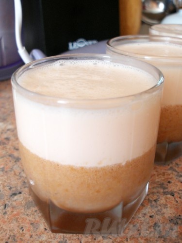 На слой уже застывшего фруктового желе заливаем йогуртовое и ставим в холодильник до полного застывания.
