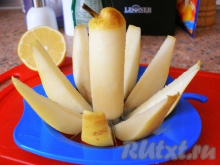 Груши разрезаем на части.