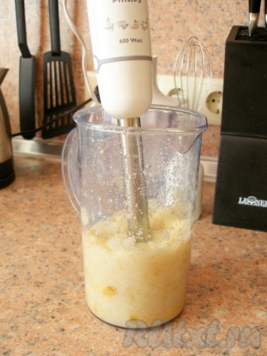 Перекладываем в блендер, добавляем сок лимона (чтобы пюре не потемнело и для легкой кислинки) и готовим грушевое пюре. Отмеряем 200 мл пюре.
