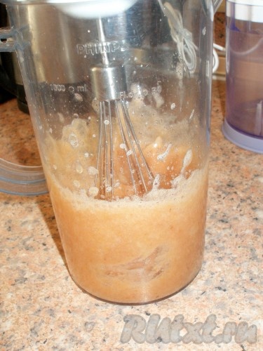 Соединяем грушевое пюре с остывшим желе, миксером взбиваем до пышной пены.