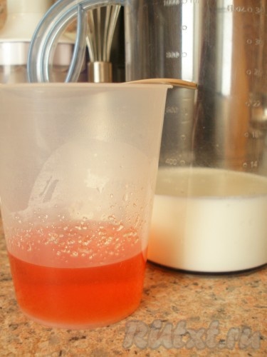 Вторую половину порошка желе разводим кипятком - около 50-70 мл, остужаем.