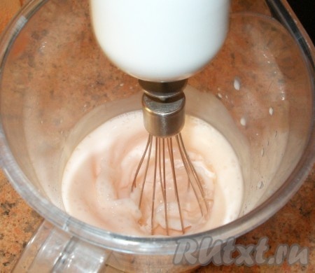 В ёмкость с йогуртом вливаем остывшее желе и взбиваем миксером
