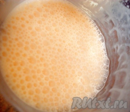 до образования пышной пузырьковой массы.
