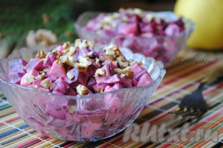 Постный салат из свеклы и яблок с грецкими орехами