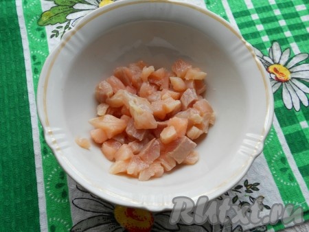 Филе слабосоленой семги нарезать небольшими кусочками.
