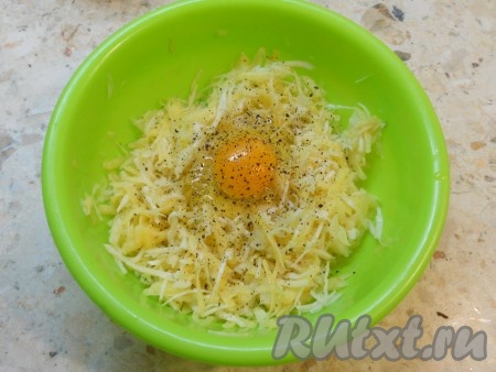 Белокочанную капусту тонко нашинковать, помять руками и выложить к натёртым картофелю и луку, добавить сырое яйцо, все посолить, поперчить, перемешать. Белокочанную капусту можно заменить пекинской капустой, тогда драники получатся более нежными.