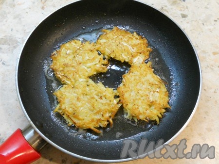 На среднем или небольшом огне жарить драники&nbsp;с двух сторон до румяного цвета.
