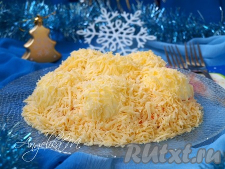 Натереть твёрдый сыр на мелкой тёрке. По возможности лучше взять сыр не очень жёлтого оттенка. Хорошо засыпать сыром яйца и дать салату пропитаться 1 час в холодильнике. А затем очень вкусный, красивый салат "Сугробы", приготовленный с колбасой, подать к столу.