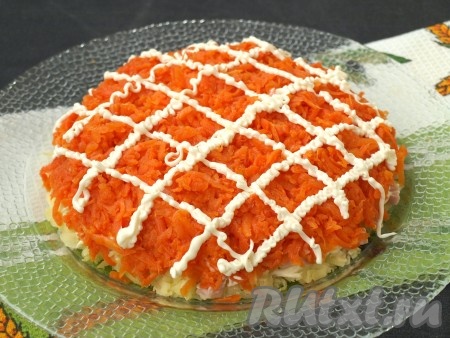 Варёную морковь очистить, натереть на крупной тёрке, выложить поверх колбасы, смазать майонезом.