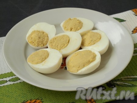 Наполнить половинки белков получившейся смесью.