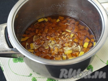 Поставить кастрюлю на небольшой огонь, довести тыкву до кипения, убрать пену. Варить 20 минут на небольшом огне, периодически помешивая. Затем снять с огня и дать полностью остыть (на остывание уйдёт 3-4 часа). После этого снова довести на огне до кипения, уменьшить огонь, варить тыквенно-лимонное варенье 20 минут, убрать с огня и дать остыть.