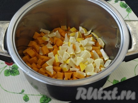 Разрезать лимон и удалить из него косточки. Нарезать лимон на небольшие кусочки вместе с кожурой (как на фото) и добавить к тыкве.