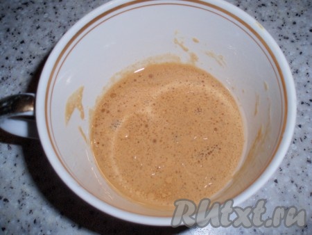 Для приготовления заправки смешать уксус, горчицу, растительное масло (можно использовать масло из вяленых помидоров), по вкусу посолить и поперчить.
