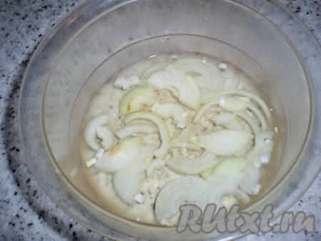 &nbsp;Репчатый лук нарезать тонкими полукольцами и залить на несколько минут кипятком для удаления горечи, затем воду слить.
