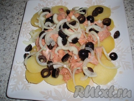 Следующим слоем&nbsp;выложить&nbsp;репчатый лук.