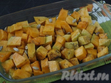 Форму для запекания смазать растительным маслом, выложить тыкву, сбрызнуть немного растительным маслом, поставить в духовку, разогретую до 200 градусов, и запекать минут 25-30 (до готовности тыквы). Для того чтобы проверить готовность, проколите кусочек тыквы ножом, если нож легко входит в тыкву, значит доставайте форму из духовки.