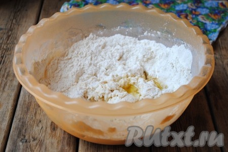 Ложкой перемешать мучную смесь, затем влить растительное масло. 