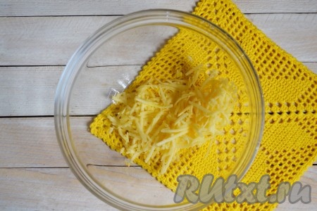 Яблоки очистить от кожицы и семечек, натереть на средней терке (можно также нарезать мелкими кубиками).
