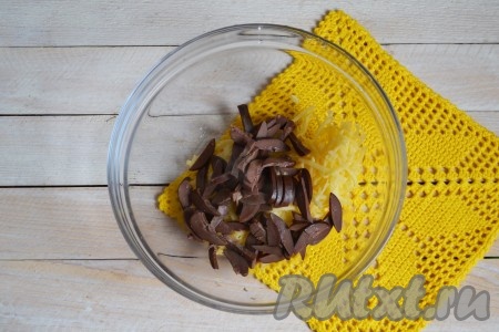 Соединить в одной посуде натёртые яблоки и нарезанные почки.
