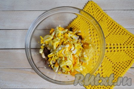 Яйца отварить вкрутую, остудить, очистить, нарезать соломкой и добавить в салат.
