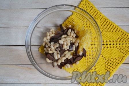 Белую фасоль залить холодной водой, чтобы уровень воды значительно превышал фасоль и отварить до готовности в течение минут 50 (если будете использовать красную фасоль, предварительно замочите ее в воде на 5-7 часов, а затем варите до готовности). Крышкой накрывать кастрюлю не нужно, а соль добавить только в конце приготовления. Фасоль должна свариться, но остаться целой. После остывания выложить вареную фасоль в салат из свиных почек и яблок.
