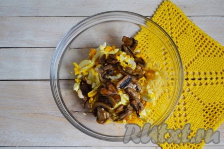 Шампиньоны вымыть и нарезать тонкими пластинами. Разогреть сковороду, влить растительное масло, через минуту всыпать грибы, обжарить на сильном огне, помешивая, в течение 10 минут. Грибочки должны хорошо подрумяниться. Добавить шампиньоны в салат.
