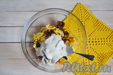 Заправить салат сметаной, посолить по вкусу и тщательно перемешать.
