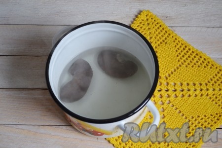 Почки необходимо промыть проточной водой, сделать глубокие продольные надрезы и вымыть хорошо внутри. Залить холодной водой и оставить минимум на 3 часа, затем воду слить. Снова залить свиные почки чистой водой, поставить на огонь и довести до кипения, затем воду снова слить. Снова залить чистой холодной водой, довести до кипения, уменьшить огонь и варить минут 40-45.
