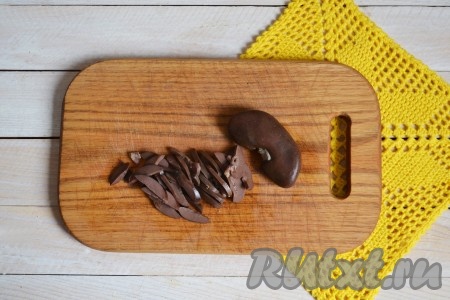 Вареные свиные почки остудить и нарезать соломкой.
