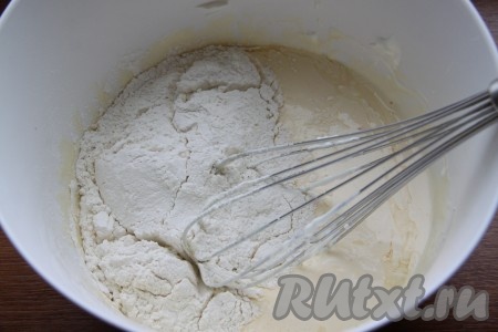 К смеси сметаны и желтков добавить муку, разрыхлитель и соль, перемешать. Затем ввести взбитые белки и аккуратно перемешать. Получившееся тесто для заливного пирога по консистенции будет напоминать сметану.
