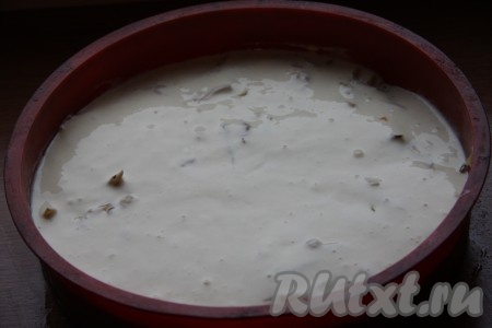 Начинку залить оставшимся тестом.
