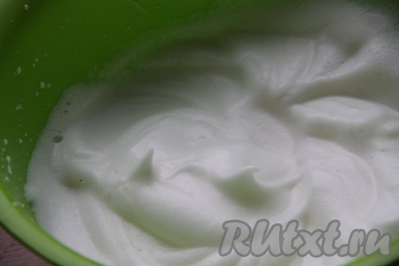 Белки взбить миксером.
