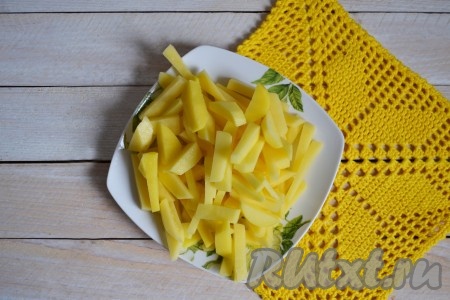 Очистить картофель, вымыть и нарезать соломкой (или как вам нравится).
